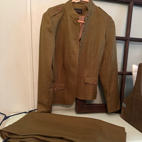 Ladies dress suit. Jacket size 8; slacks size 12. - Picture 2 of 6